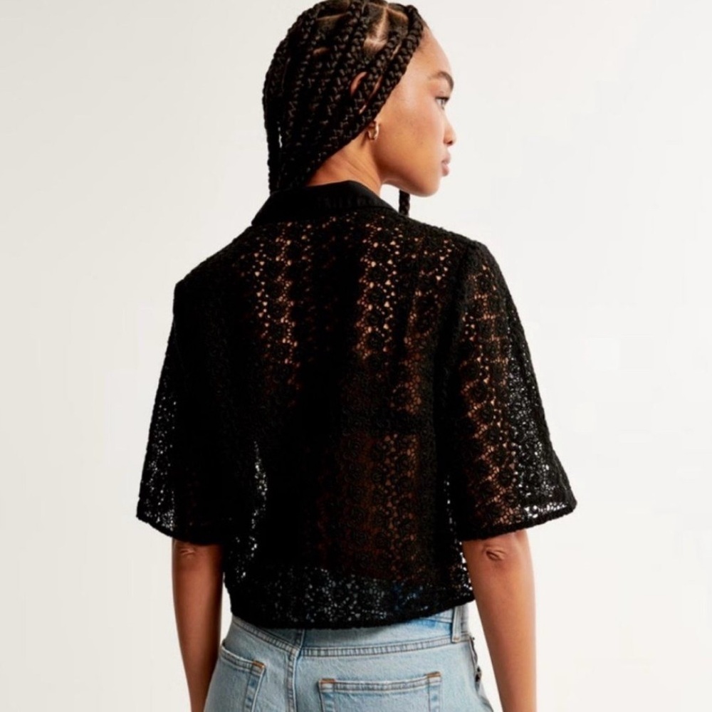 NWT Abercrombie & Fitch
Short Sleeve Crop Lace Shirt
Button Up collar. Small